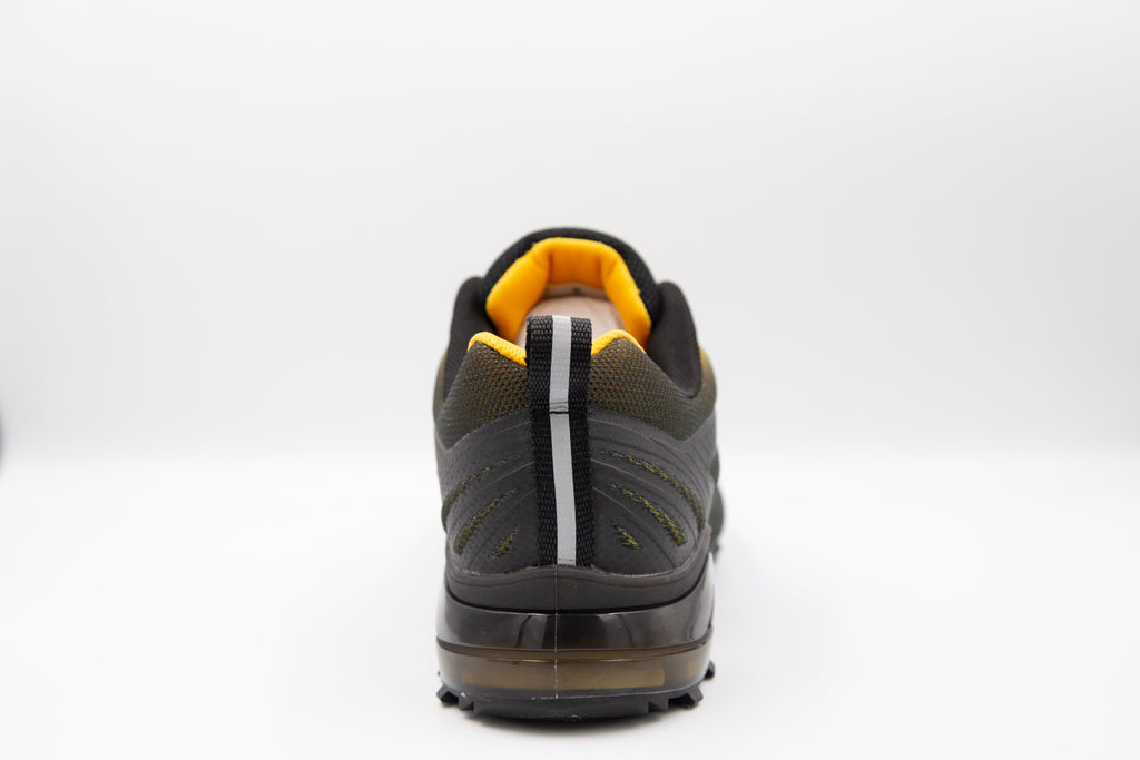 MEN TREKKING